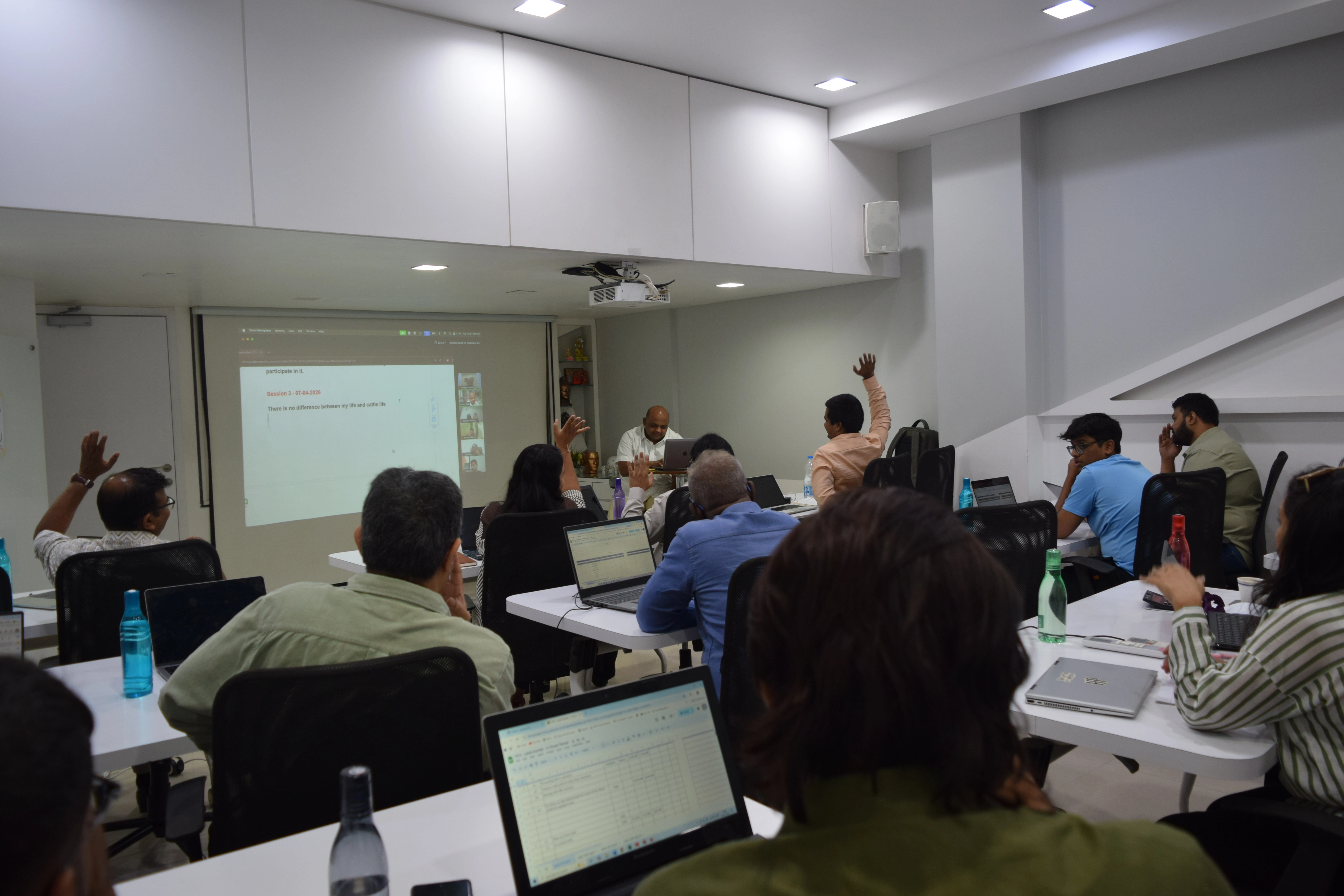 Manan Vasa interacting with entrepreneurs